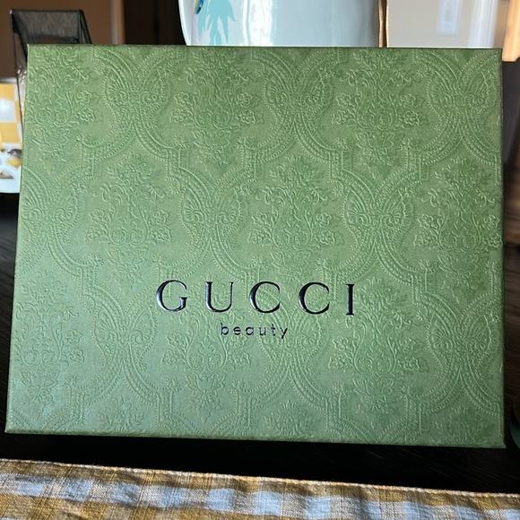 Gucci Accessories - 💚Authentic Gucci beauty box in green. Excellent condition💚